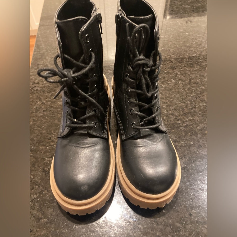 URBAN OUTFITTERS COMBAT BOOTS